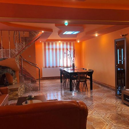 La Conac Complex Deluxe Targu-Jiu Bed & Breakfast Targu Jiu Exterior photo