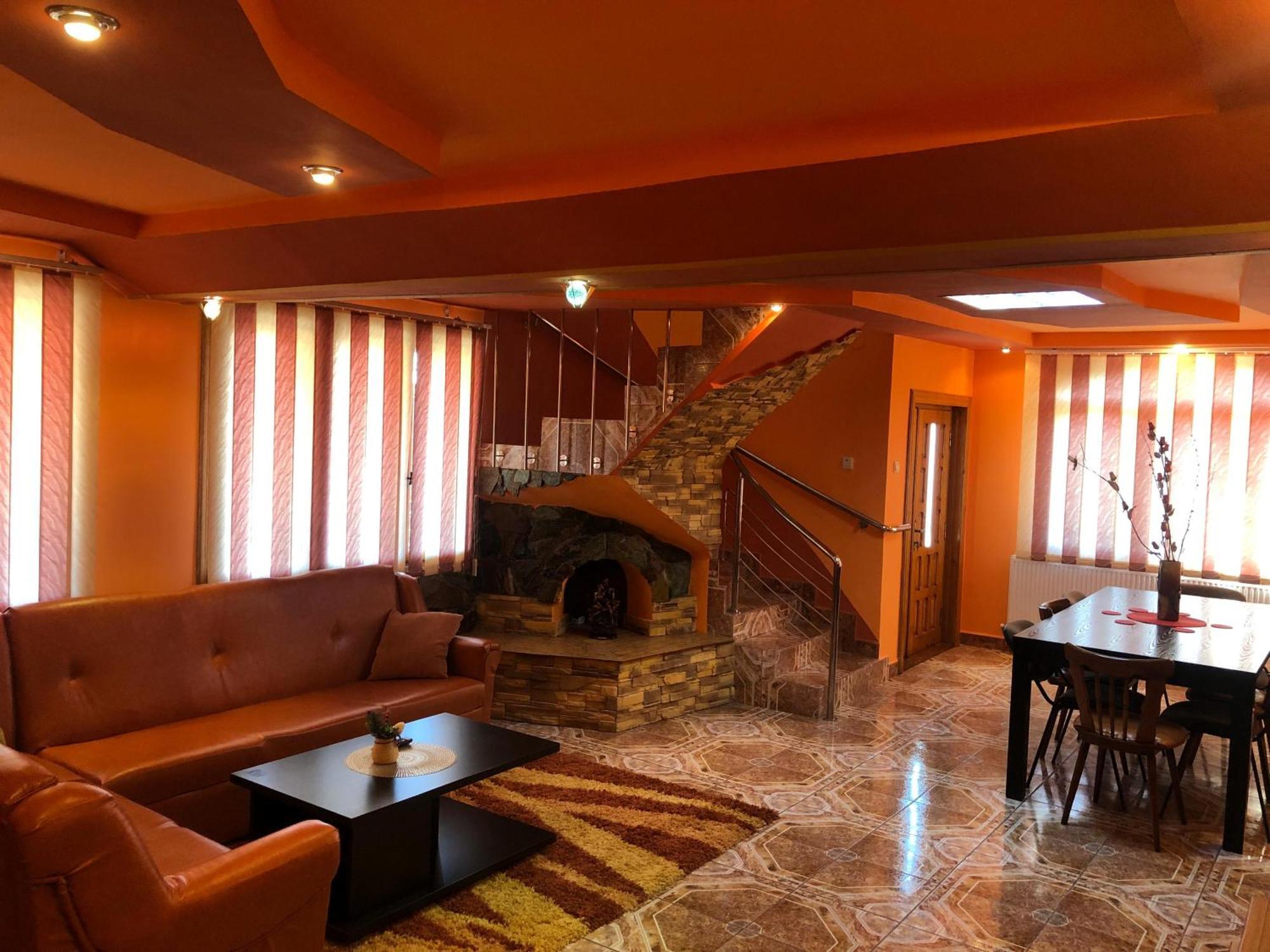 La Conac Complex Deluxe Targu-Jiu Bed & Breakfast Targu Jiu Exterior photo