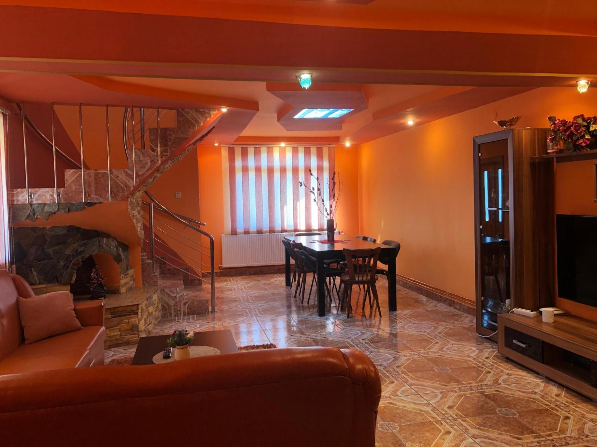 La Conac Complex Deluxe Targu-Jiu Bed & Breakfast Targu Jiu Exterior photo