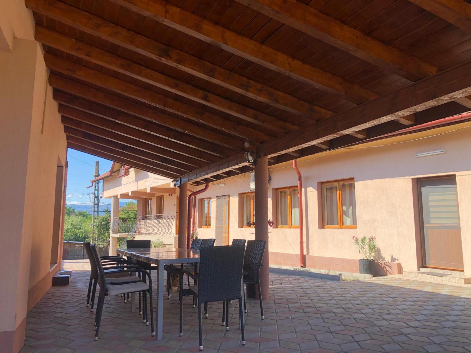 La Conac Complex Deluxe Targu-Jiu Bed & Breakfast Targu Jiu Exterior photo