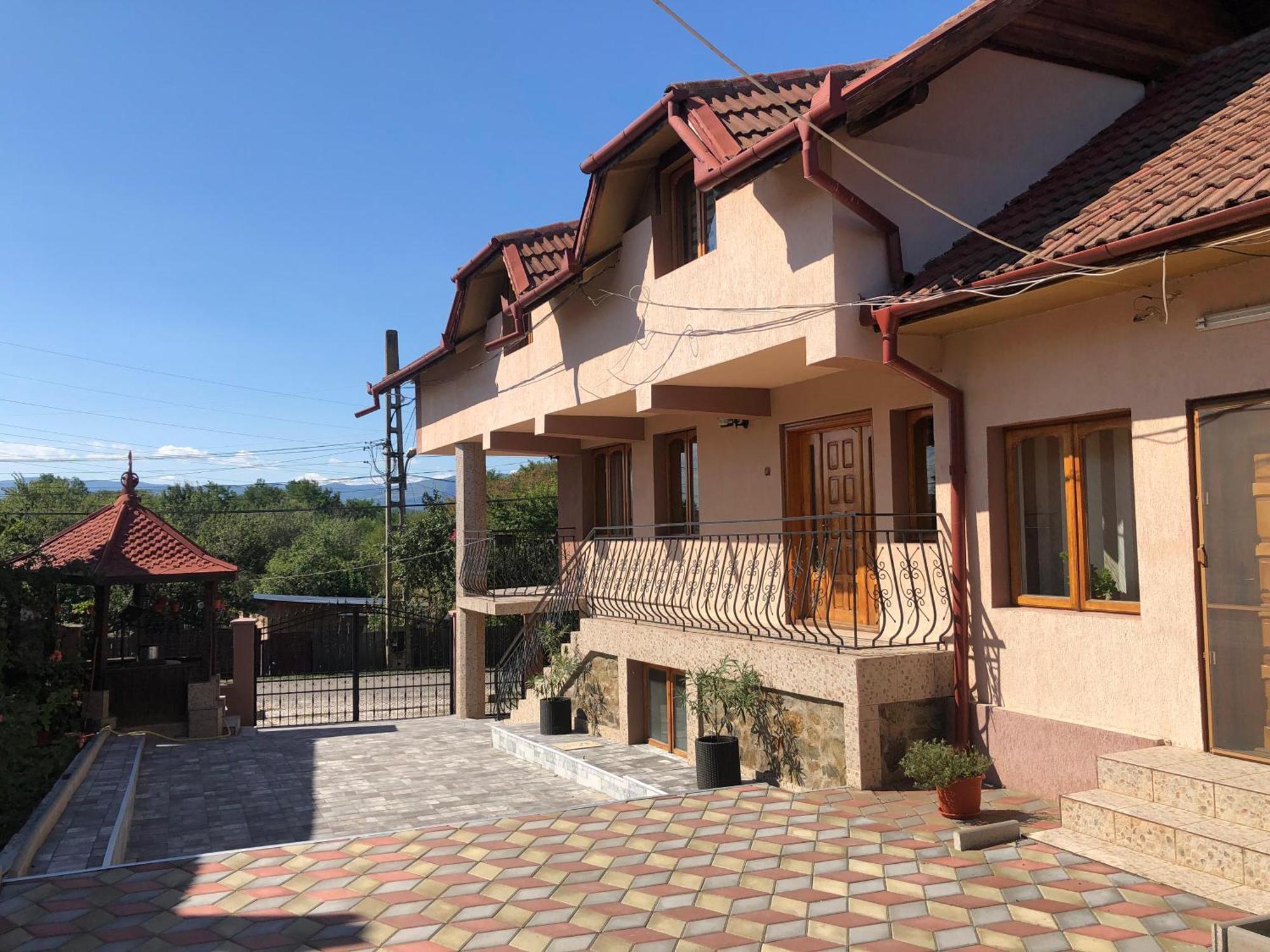 La Conac Complex Deluxe Targu-Jiu Bed & Breakfast Targu Jiu Exterior photo